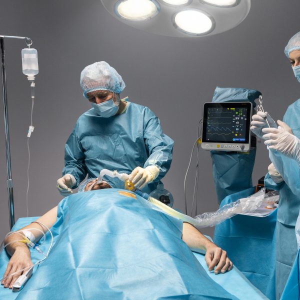 Different doctors doing surgical procedure patient 600x600
